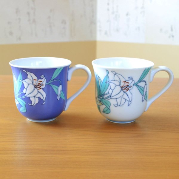 画像3: 初任給 プレゼント 感謝を込めた木箱入りギフト 両親 おじいちゃん おばあちゃん 夫婦マグカップ 有田焼 カサブランカ ペア マグカップ (3)