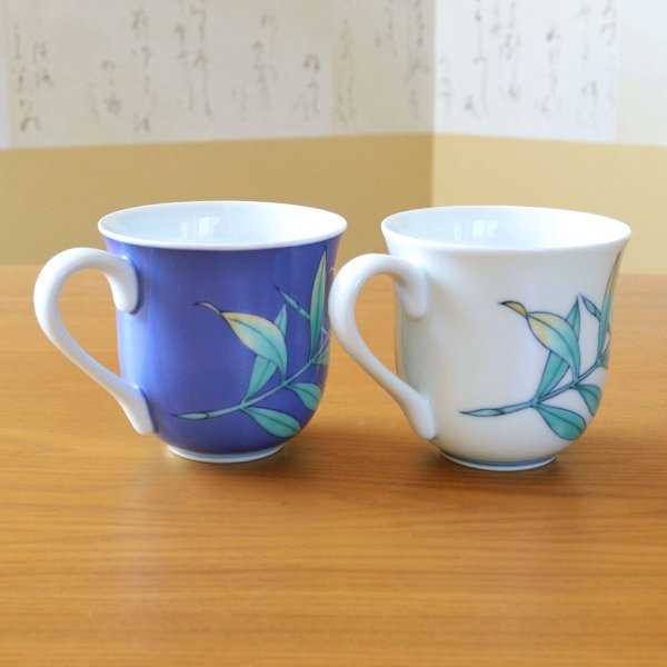 画像4: 初任給 プレゼント 感謝を込めた木箱入りギフト 両親 おじいちゃん おばあちゃん 夫婦マグカップ 有田焼 カサブランカ ペア マグカップ (4)