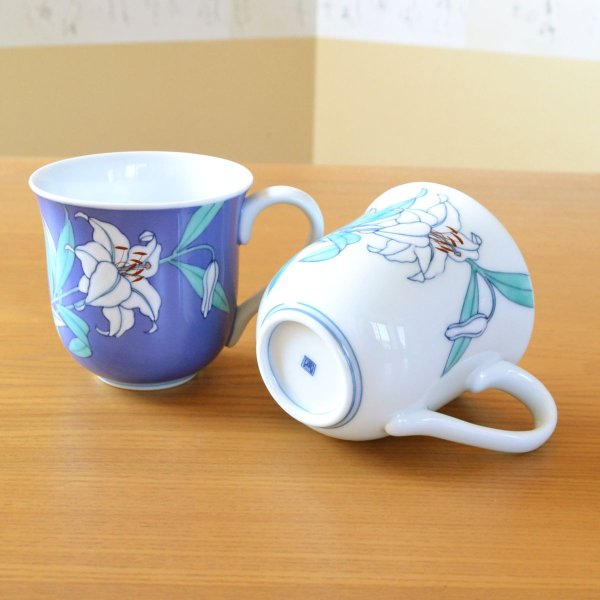 画像6: 初任給 プレゼント 感謝を込めた木箱入りギフト 両親 おじいちゃん おばあちゃん 夫婦マグカップ 有田焼 カサブランカ ペア マグカップ (6)