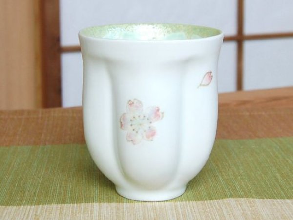 画像2: 【名入れ・名前入り】舞さくら(グリーン) 桜湯呑(木箱入) (2)