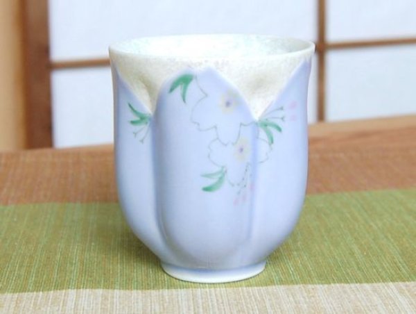 画像2: 【名入れ・名前入り】華の舞(紫) 桜湯呑(木箱入) (2)