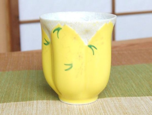 画像2: 【名入れ・名前入り】華の舞(黄) 桜湯呑(木箱入) (2)