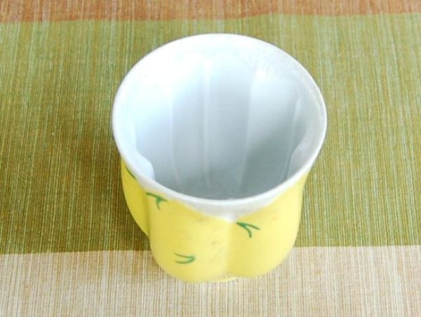 画像3: 【名入れ・名前入り】華の舞(黄) 桜湯呑(木箱入) (3)