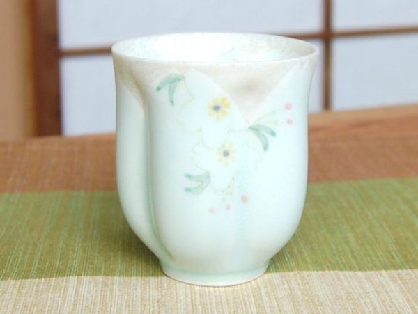 画像2: 華の舞（薄緑） 桜湯呑（木箱入） (2)