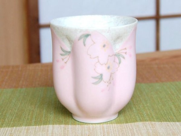 画像2: 【名入れ・名前入り】華の舞（ピンク） 桜湯呑（木箱入） (2)