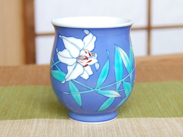 画像2: 【名入れ・名前入り】瑠璃カサブランカ 湯呑(木箱入) (2)