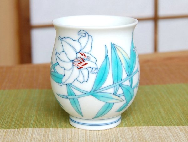 画像2: 【名入れ・名前入り】白カサブランカ 湯呑（木箱入） (2)