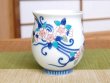 画像2: 【名入れ・名前入り】鍋島桜唐草紋 湯呑（木箱入） (2)