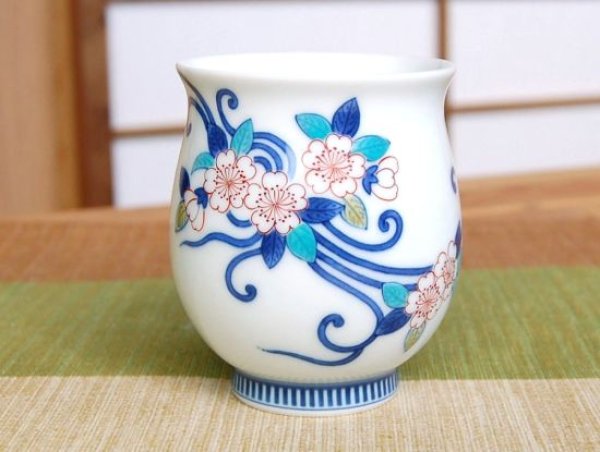 画像2: 【名入れ・名前入り】鍋島桜唐草紋 湯呑(木箱入) (2)