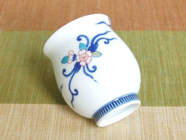 画像3: 【名入れ・名前入り】鍋島桜唐草紋 湯呑(木箱入) (3)