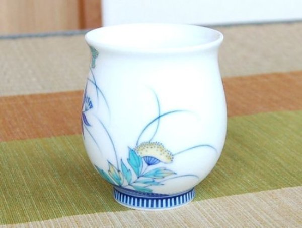 画像3: 【名入れ・名前入り】鍋島小菊流水紋 湯呑(木箱入) (3)