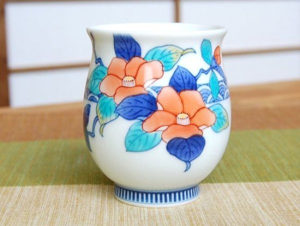 画像2: 【名入れ・名前入り】鍋島椿紋 湯呑(木箱入) (2)