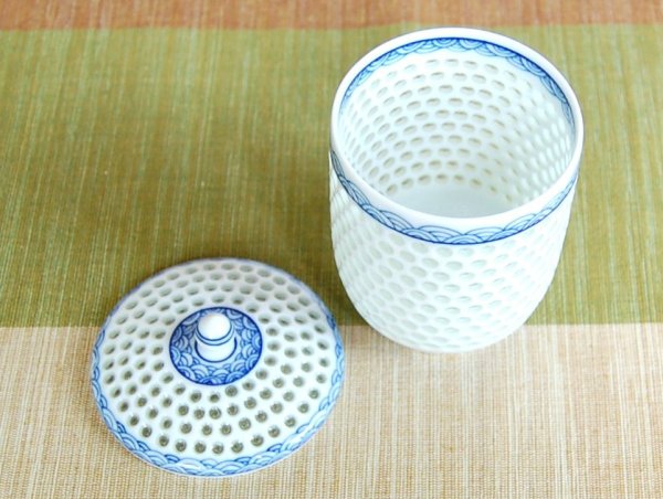 画像3: 水晶彫青海波(大) 蓋付湯呑(木箱入) (3)