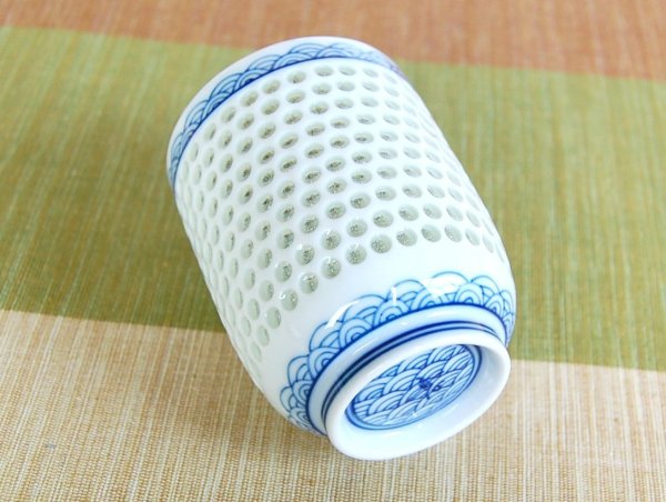 画像4: 水晶彫青海波(大) 蓋付湯呑(木箱入) (4)