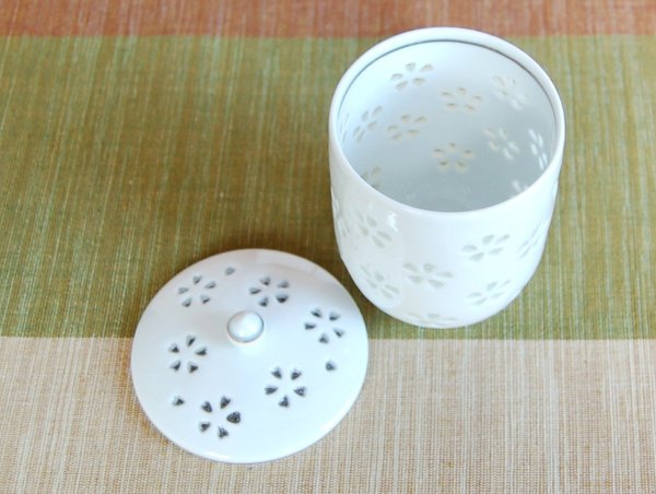 画像3: 水晶彫花詰(大) 蓋付湯呑(木箱入) (3)