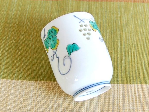 画像4: 水晶彫ぶどう（大） 蓋付湯呑（木箱入） (4)