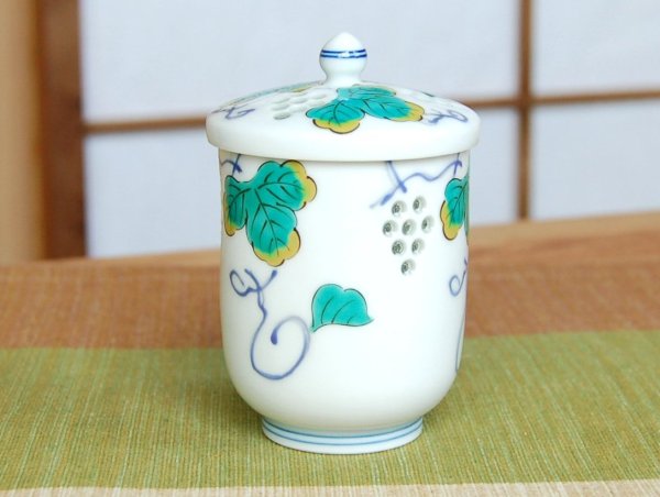 画像2: 水晶彫ぶどう(小) 蓋付湯呑(木箱入) (2)