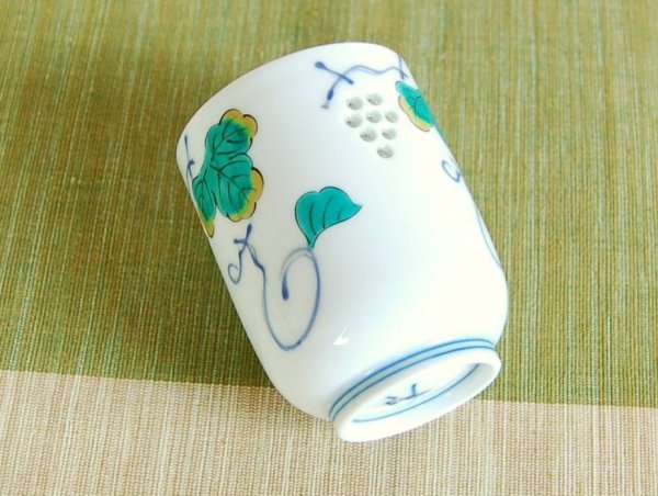 画像5: 水晶彫ぶどう(小) 蓋付湯呑(木箱入) (5)