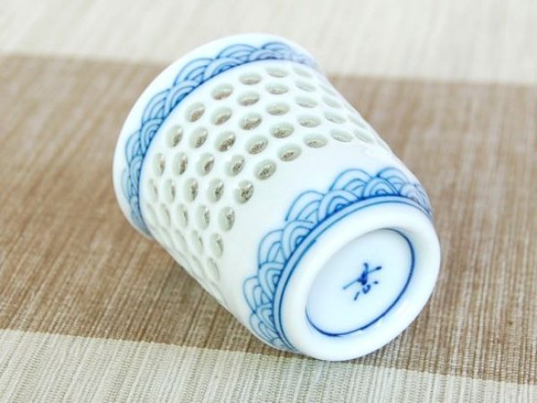 画像3: 水晶彫青海波 ぐい飲み(木箱入) (3)