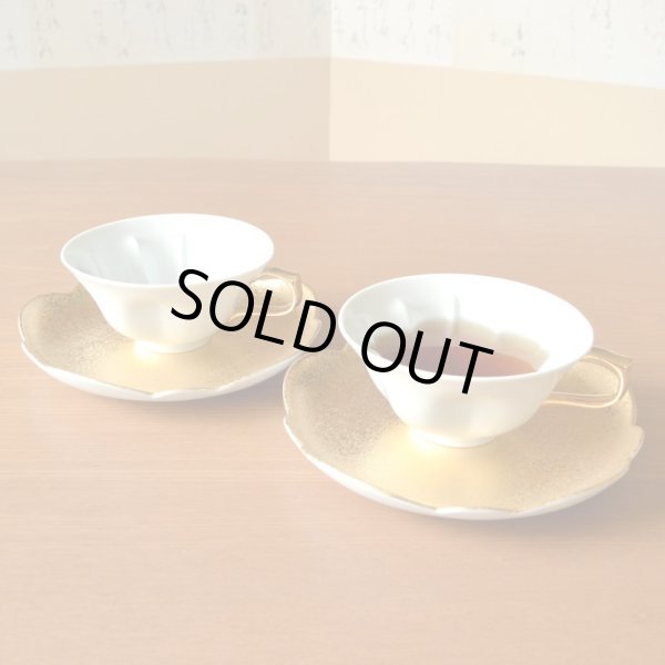 画像2: 金婚式 プレゼント 有田焼 桜の形が浮かび上がる カップ&ソーサー ペアー 金彩 桜ティーカップ碗皿 のし・メッセージカード付き 化粧箱入り (2)