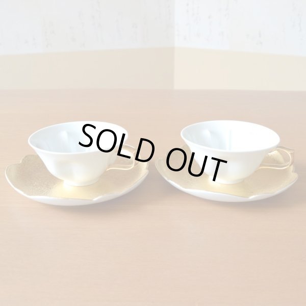 画像3: 金婚式 プレゼント 有田焼 桜の形が浮かび上がる カップ&ソーサー ペアー 金彩 桜ティーカップ碗皿 のし・メッセージカード付き 化粧箱入り (3)