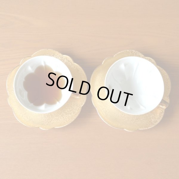 画像4: 金婚式 プレゼント 有田焼 桜の形が浮かび上がる カップ&ソーサー ペアー 金彩 桜ティーカップ碗皿 のし・メッセージカード付き 化粧箱入り (4)