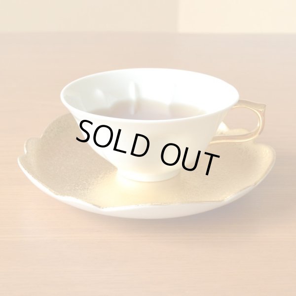 画像5: 金婚式 プレゼント 有田焼 桜の形が浮かび上がる カップ&ソーサー ペアー 金彩 桜ティーカップ碗皿 のし・メッセージカード付き 化粧箱入り (5)