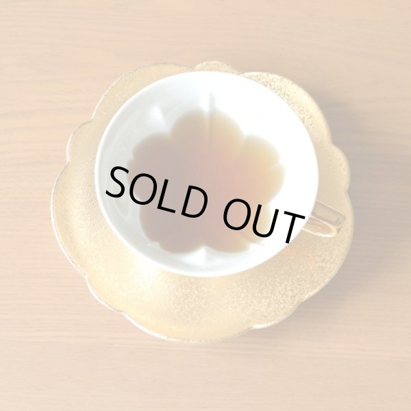 画像6: 金婚式 プレゼント 有田焼 桜の形が浮かび上がる カップ&ソーサー ペアー 金彩 桜ティーカップ碗皿 のし・メッセージカード付き 化粧箱入り (6)