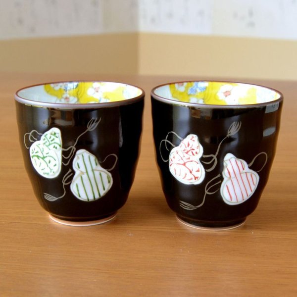 画像3: 金婚式 プレゼント 無病息災を願った縁起物ギフト 有田焼 湯呑み ペア 夫婦湯呑 六瓢色彩 のし・メッセージカード付き 木箱入り (3)