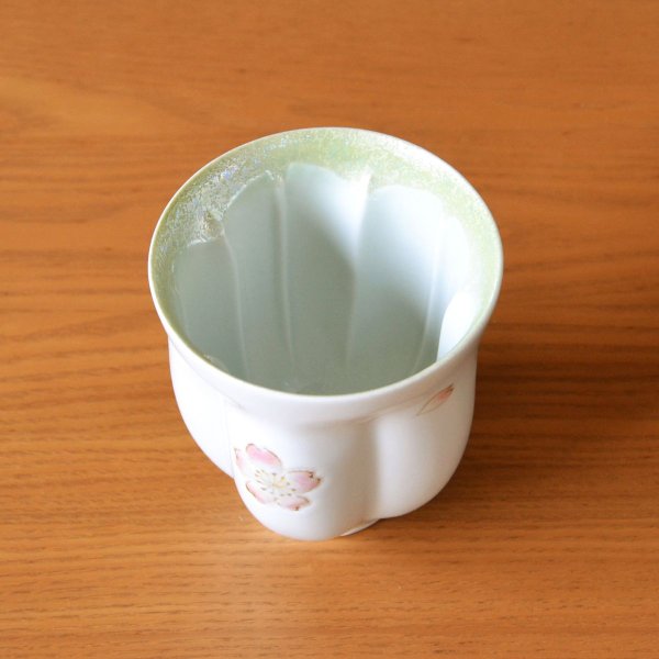 画像4: 名入れ 古希祝い 男性 プレゼント 桜の花びら形になる 湯呑み 有田焼 舞さくら グリーン メッセージカード付き 長寿の木箱入り (4)