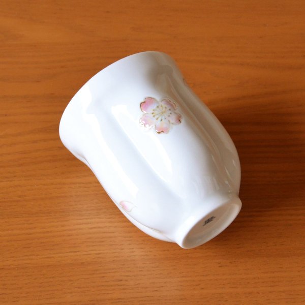 画像5: 名入れ 古希祝い 男性 プレゼント 桜の花びら形になる 湯呑み 有田焼 舞さくら グリーン メッセージカード付き 長寿の木箱入り (5)