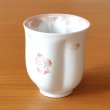 画像3: 名入れ 古希祝い 女性 プレゼント 桜の花びら形になる 湯呑み 有田焼 舞さくら ピンク メッセージカード付き 長寿の木箱入り (3)
