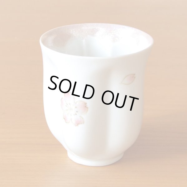 画像3: 名入れ 古希祝い 女性 プレゼント 桜の花びら形になる 湯呑み 有田焼 舞さくら ピンク メッセージカード付き 長寿の木箱入り (3)