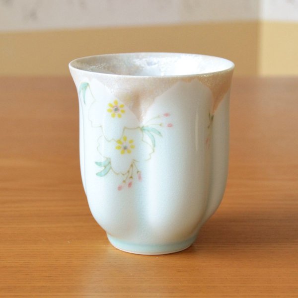 画像3: 名入れ 古希祝い 男性 プレゼント 桜の花びら形になる 湯呑み 有田焼 華の舞 薄緑 メッセージカード付き 長寿の木箱入り (3)