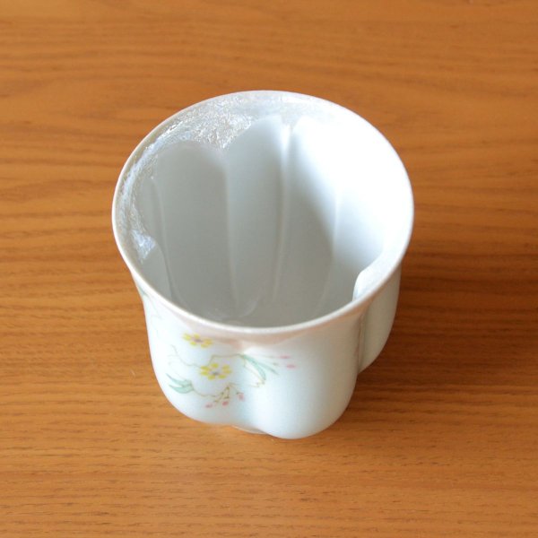 画像4: 名入れ 古希祝い 男性 プレゼント 桜の花びら形になる 湯呑み 有田焼 華の舞 薄緑 メッセージカード付き 長寿の木箱入り (4)