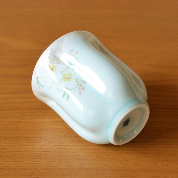 画像5: 名入れ 古希祝い 男性 プレゼント 桜の花びら形になる 湯呑み 有田焼 華の舞 薄緑 メッセージカード付き 長寿の木箱入り (5)