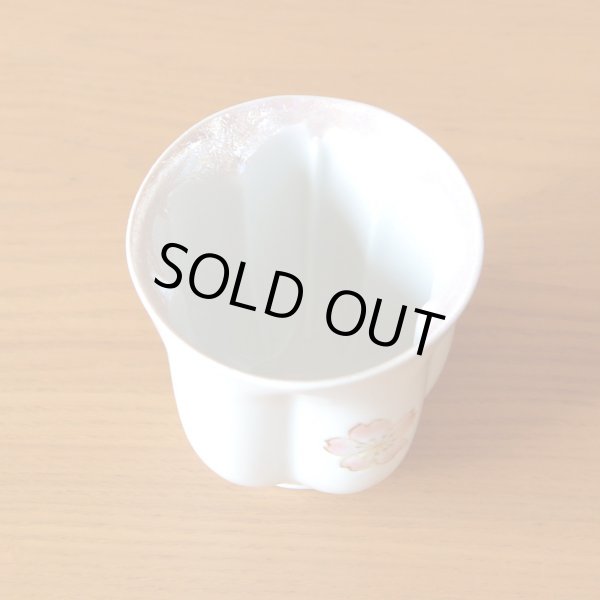 画像4: 名入れ 傘寿祝い 女性 プレゼント 桜の花びら形になる 湯呑み 有田焼 舞さくら ピンク メッセージカード付き 長寿の木箱入り (4)