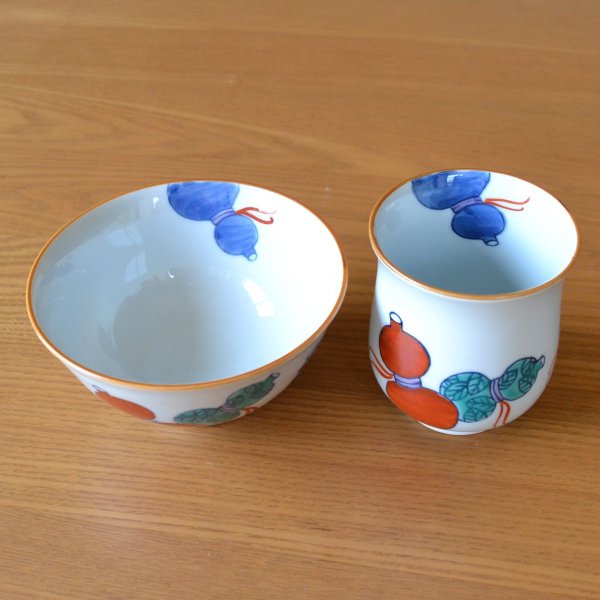 画像5: 名入れ 傘寿祝い プレゼント 無病息災を願った縁起物ギフト 有田焼 湯呑み 茶碗 飯碗 セット 鍋島六瓢 赤 メッセージカード付き・傘寿のし付き 木箱入り (5)