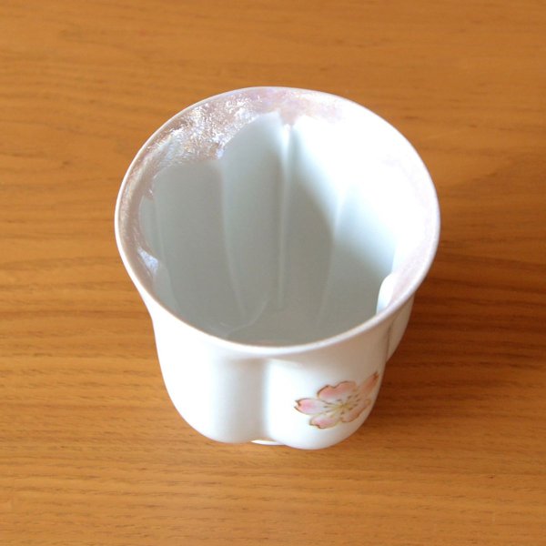 画像4: 名入れ 米寿祝い 女性 プレゼント 桜の花びら形になる 湯呑み 有田焼 舞さくら ピンク メッセージカード付き 長寿の木箱入り (4)
