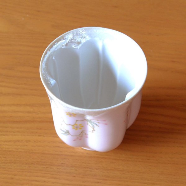 画像4: 名入れ 米寿祝い 女性 プレゼント 桜の花びら形になる 湯呑み 有田焼 華の舞 ピンク メッセージカード付き 長寿の木箱入り (4)