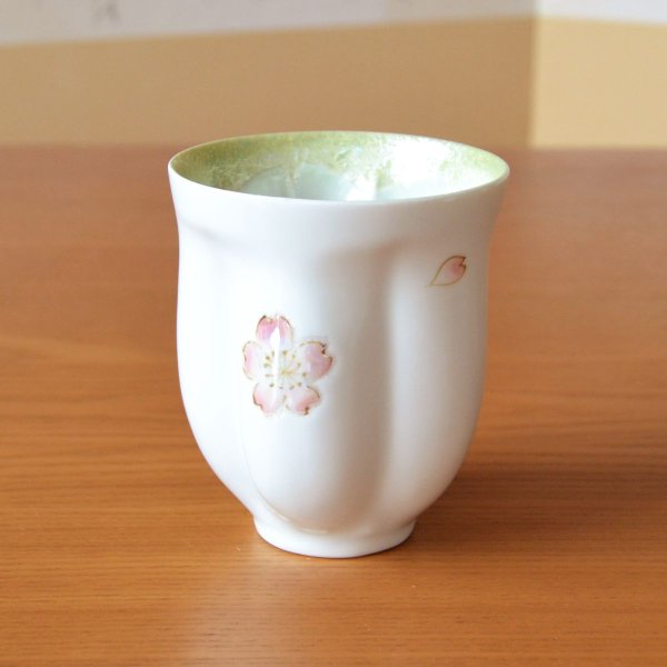画像3: 名入れ 白寿祝い 男性 プレゼント 桜の花びら形になる 湯呑み 有田焼 舞さくら グリーン メッセージカード付き 長寿の木箱入り (3)