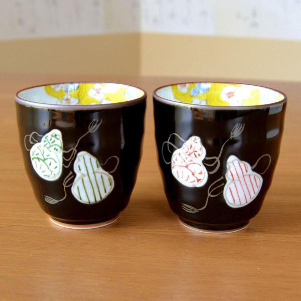 画像3: 名入れ 銀婚式 プレゼント 無病息災を願った縁起物ギフト 有田焼 湯呑み ペア 夫婦湯呑 六瓢色彩 のし・メッセージカード付き 木箱入り (3)