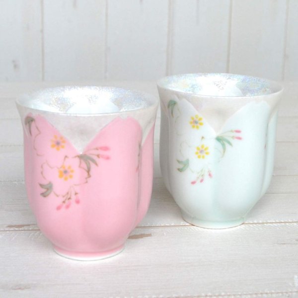 画像3: 名入れ 退職祝い プレゼント 夫婦湯呑み ペアー 感謝を込めた退職ギフト 桜がうかぶ桜湯飲み 華の舞 薄緑 ピンク 有田焼 日本製 贈答用 (3)