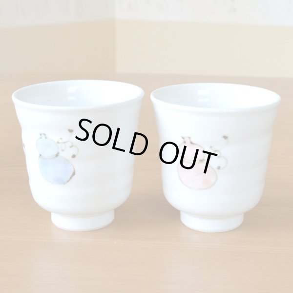 画像4: 名入れ 金婚式 プレゼント 無病息災を願った縁起物ギフト 有田焼 湯呑み ペア 夫婦湯呑 花六瓢 のし・メッセージカード付き 木箱入り (4)