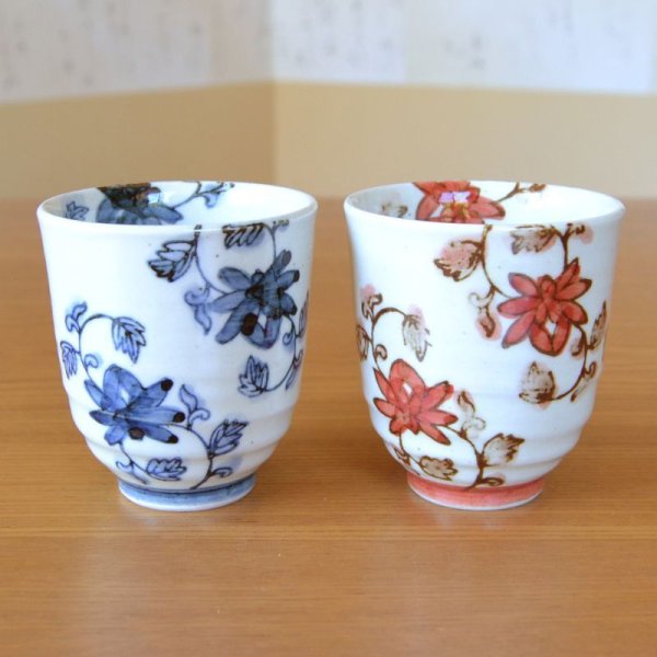 画像3: 湯呑み ペア プレゼント ギフト箱入り おしゃれ 有田焼 彩花唐草 夫婦湯呑 化粧箱入り ギフト包装済み 日本製 (3)