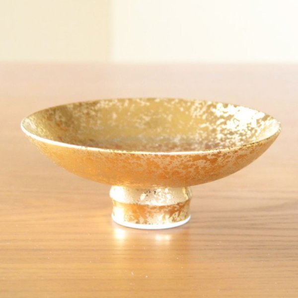 画像3: 退職祝い 平盃 大サイズ おちょこ 盃 径10cm 日本酒用 おしゃれ 有田焼 黄金のジパング 金彩 木箱入り (3)