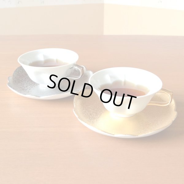 画像2: 結婚祝い プレゼント 有田焼 桜の形が浮かび上がる カップ&ソーサー ペアー 金彩 銀彩 桜ティーカップ碗皿 のし・メッセージカード付き (2)