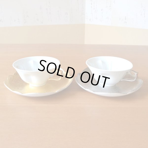 画像3: 結婚祝い プレゼント 有田焼 桜の形が浮かび上がる カップ&ソーサー ペアー 金彩 銀彩 桜ティーカップ碗皿 のし・メッセージカード付き (3)