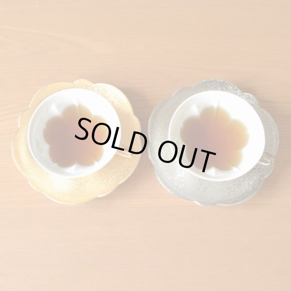 画像4: 結婚祝い プレゼント 有田焼 桜の形が浮かび上がる カップ&ソーサー ペアー 金彩 銀彩 桜ティーカップ碗皿 のし・メッセージカード付き (4)