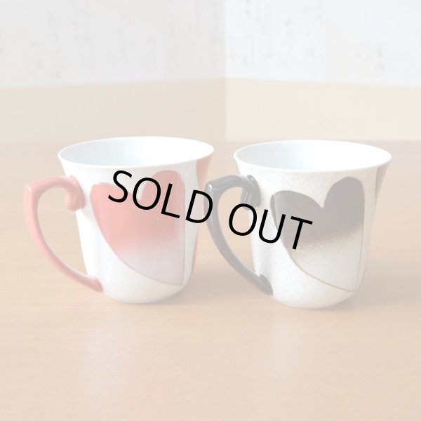 画像3: 結婚祝い プレゼント 有田焼 マグカップ ペアー ハート 赤・黒 のし・メッセージカード付き (3)